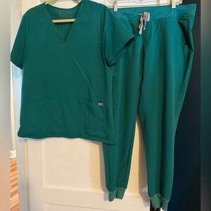 FIGS Scrub Set L Green Casma 3-Pocket Top + Zamora Jogger Pants